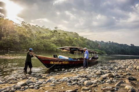 Duke PhD student helps bring in boat in the Peruvian Amazon