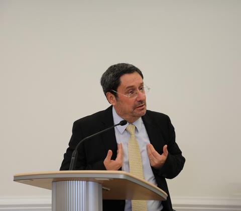 photo of Francisco Santos giving talk